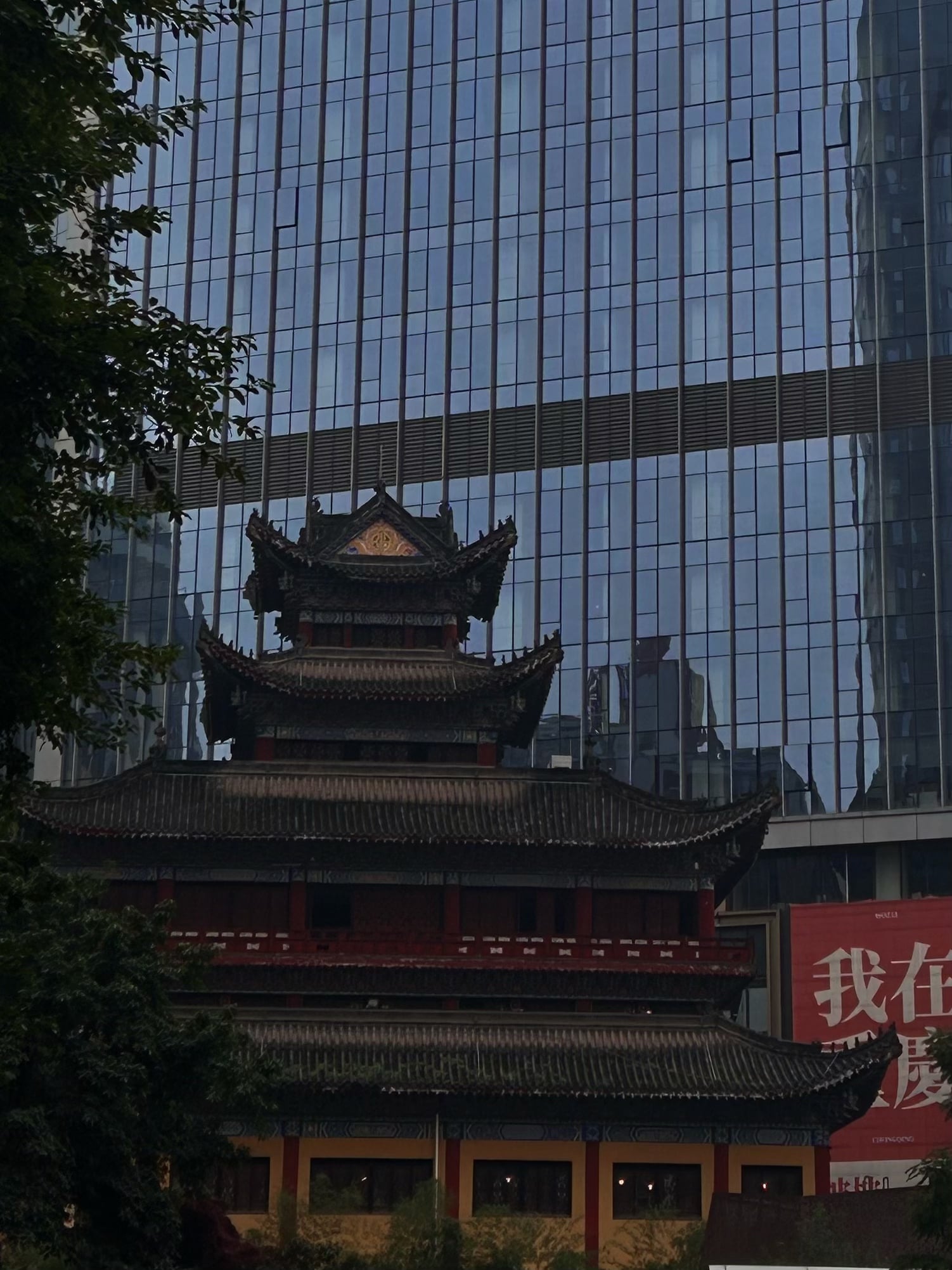 玻璃大厦于寺庙